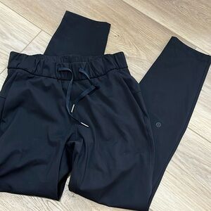 Very good condition OLD style Lulu On The Fly Pant 7/8 Length - black (size 2)